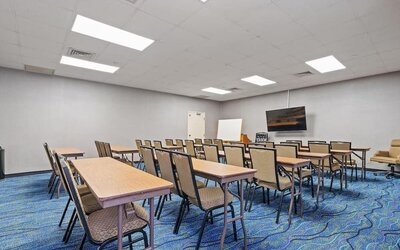 Meeting room at Chicago Club Inn & Suites.