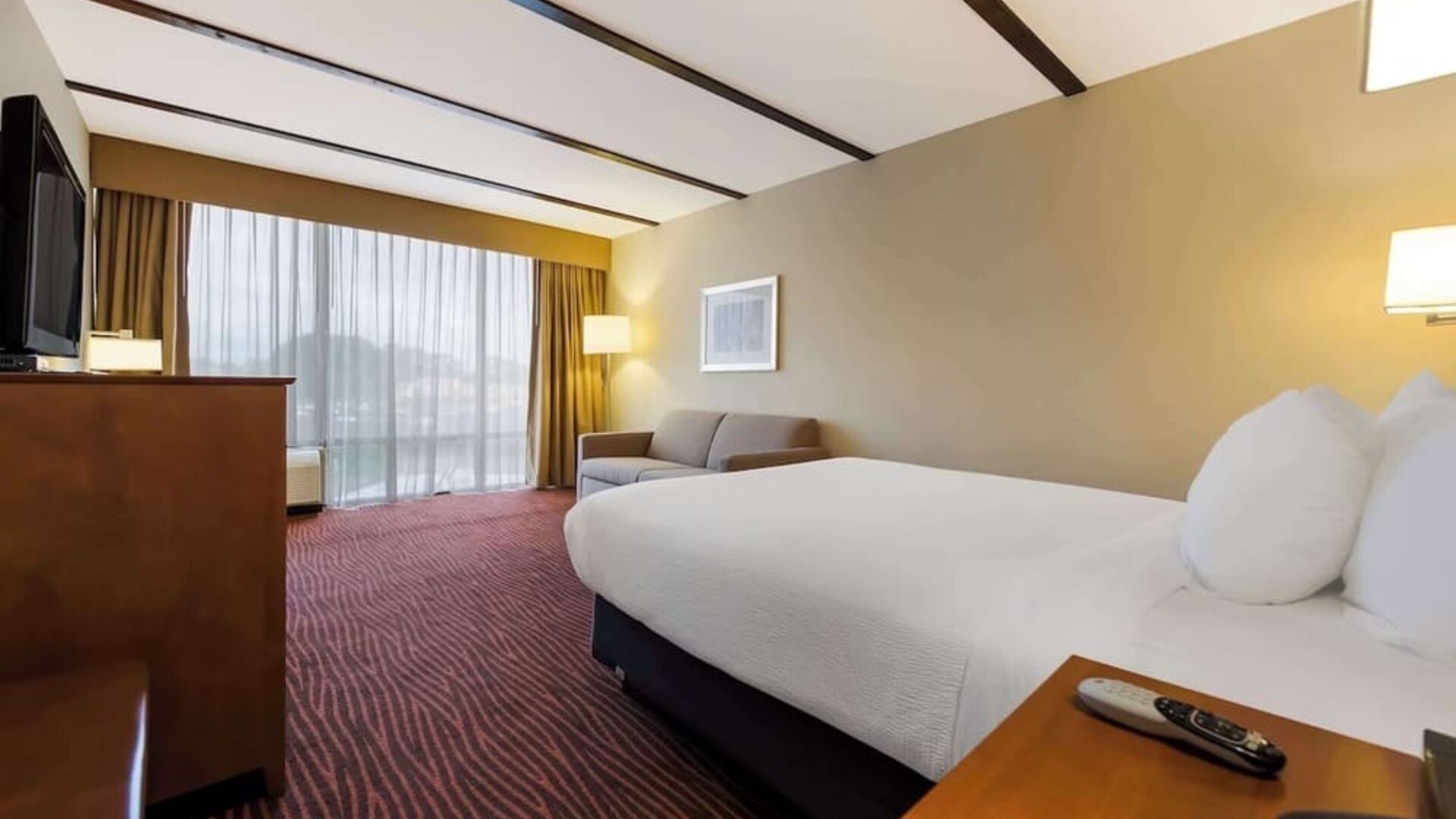 Day use room with natural light at Best Western Executive Hotel Of New Haven-West Haven.
