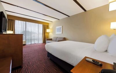 Day use room with natural light at Best Western Executive Hotel Of New Haven-West Haven.
