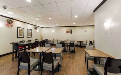 Dining area perfect for coworking at Best Western Executive Hotel Of New Haven-West Haven.