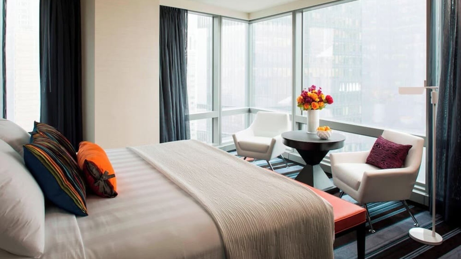 Day use room with natural light at Courtyard By Marriott New York Manhattan/Central Park.