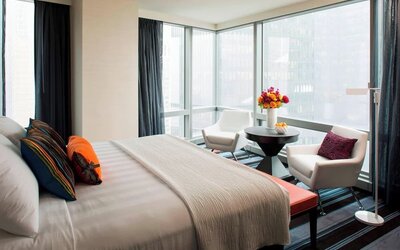 Day use room with natural light at Courtyard By Marriott New York Manhattan/Central Park.