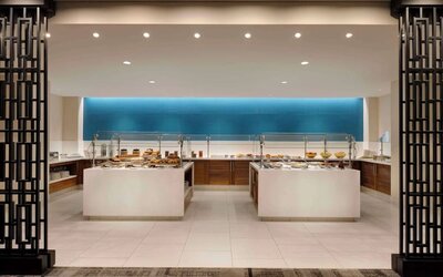 Dining area at Hyatt Regency Los Angeles International Airport.