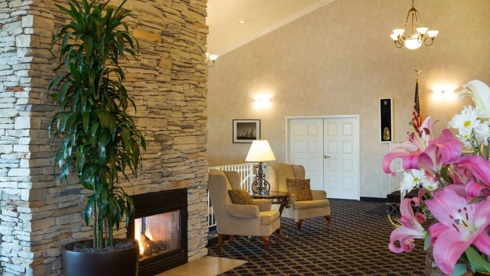 Lounge area at The Marina Inn On San Francisco Bay.