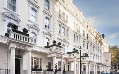 Entrance at Mercure Hotel London Hyde Park.