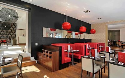 Dining area at Mercure London Bloomsbury.