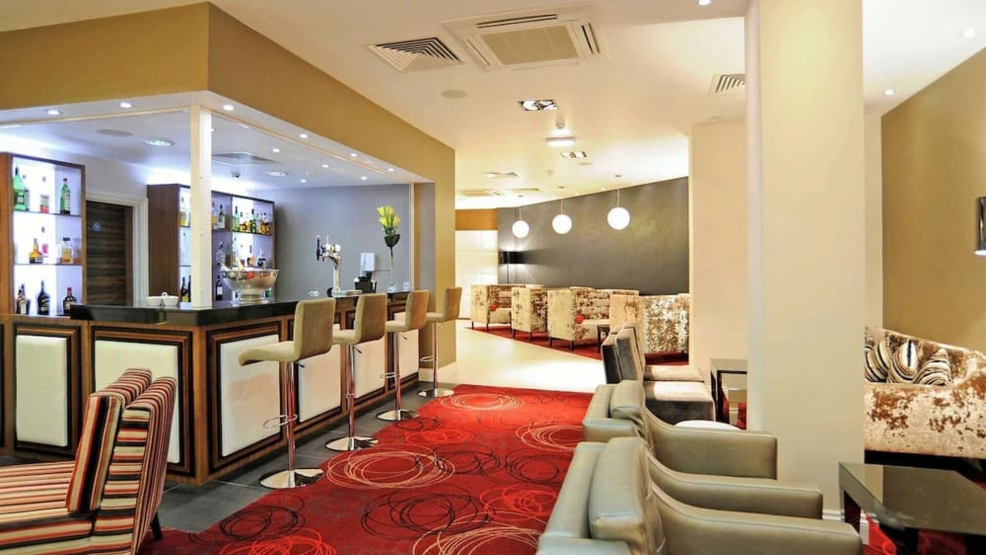 Bar lounge with comfortable seating at Mercure London Bloomsbury.