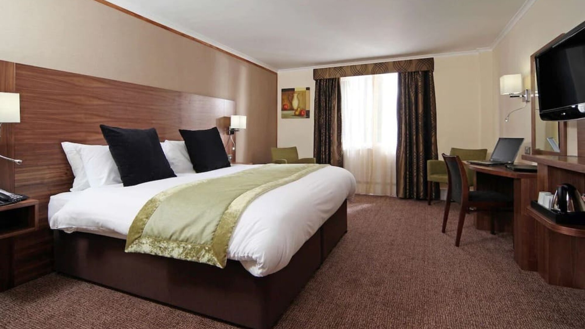 Day use room with TV screen, work desk and private bathroom at Mercure London Bloomsbury.