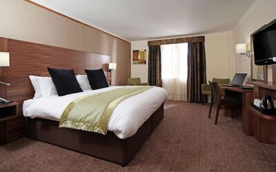 Day use room with TV screen, work desk and private bathroom at Mercure London Bloomsbury.