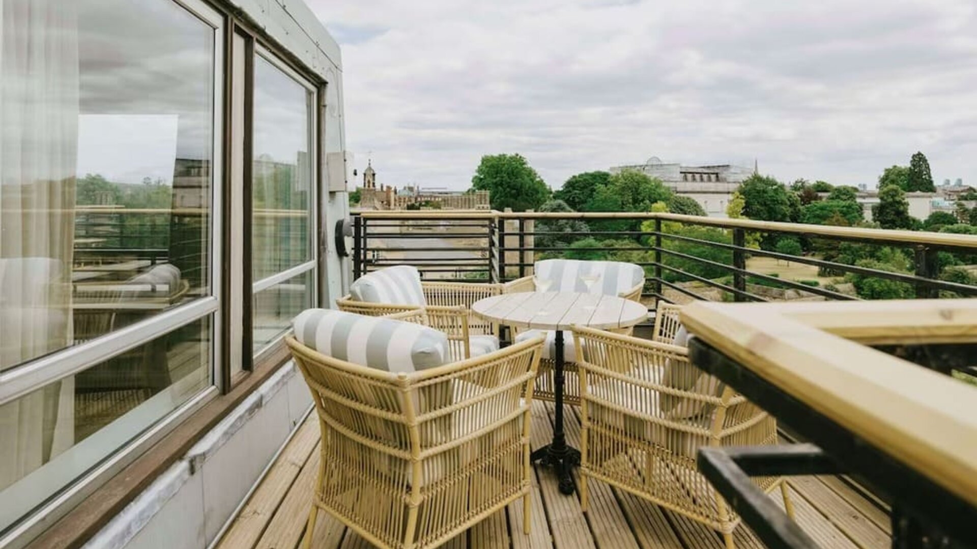 Outdoor terrace at Graduate By Hilton Cambridge.