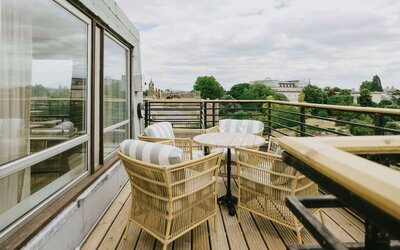 Outdoor terrace at Graduate By Hilton Cambridge.