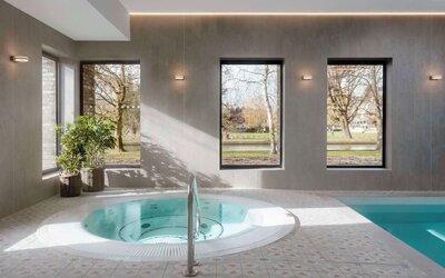 Indoor tub at Graduate By Hilton Cambridge.
