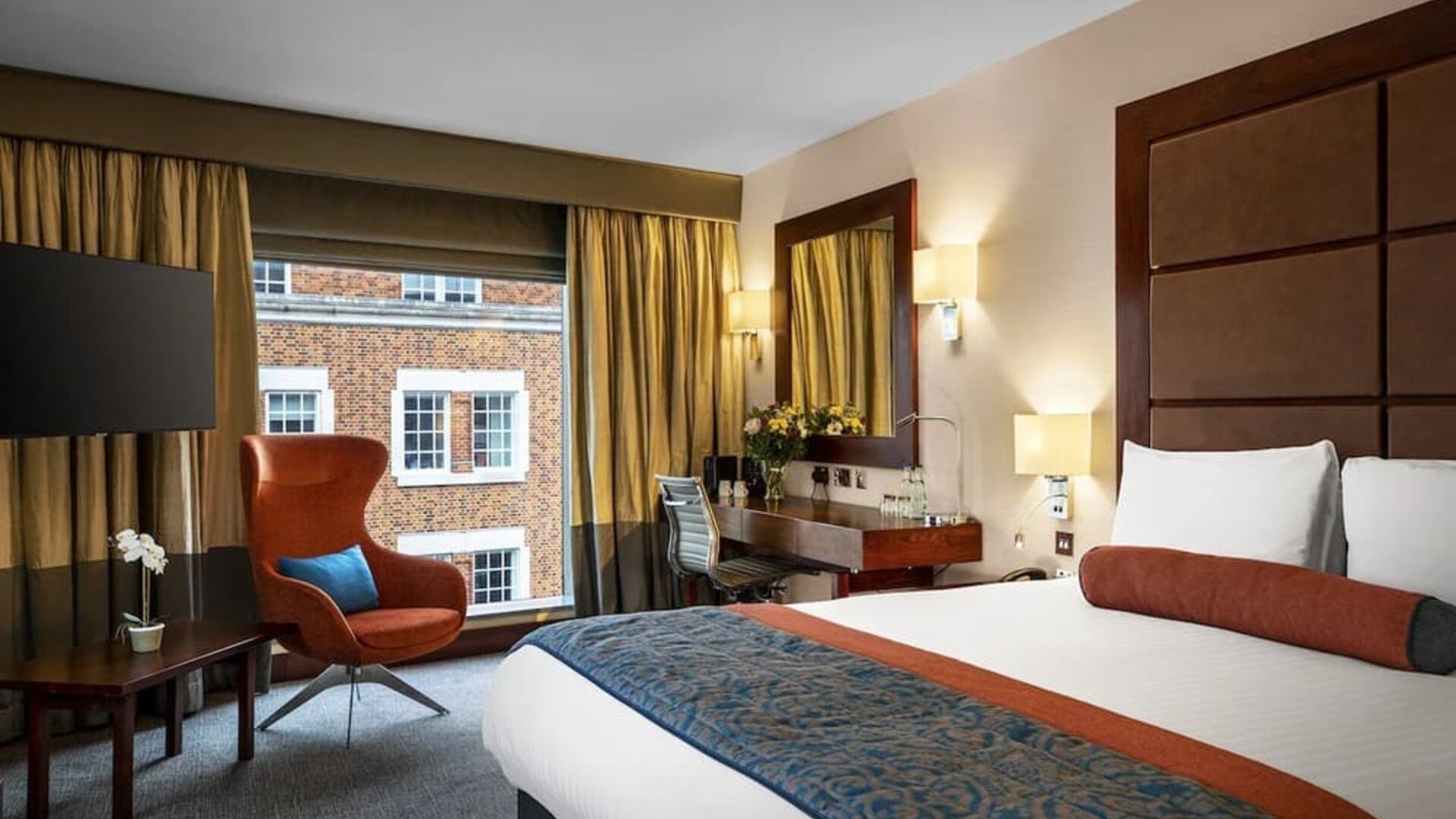 Day use room with work desk, louge seating and floor to ceiling window at Leonardo Royal St Paul's Hotel.