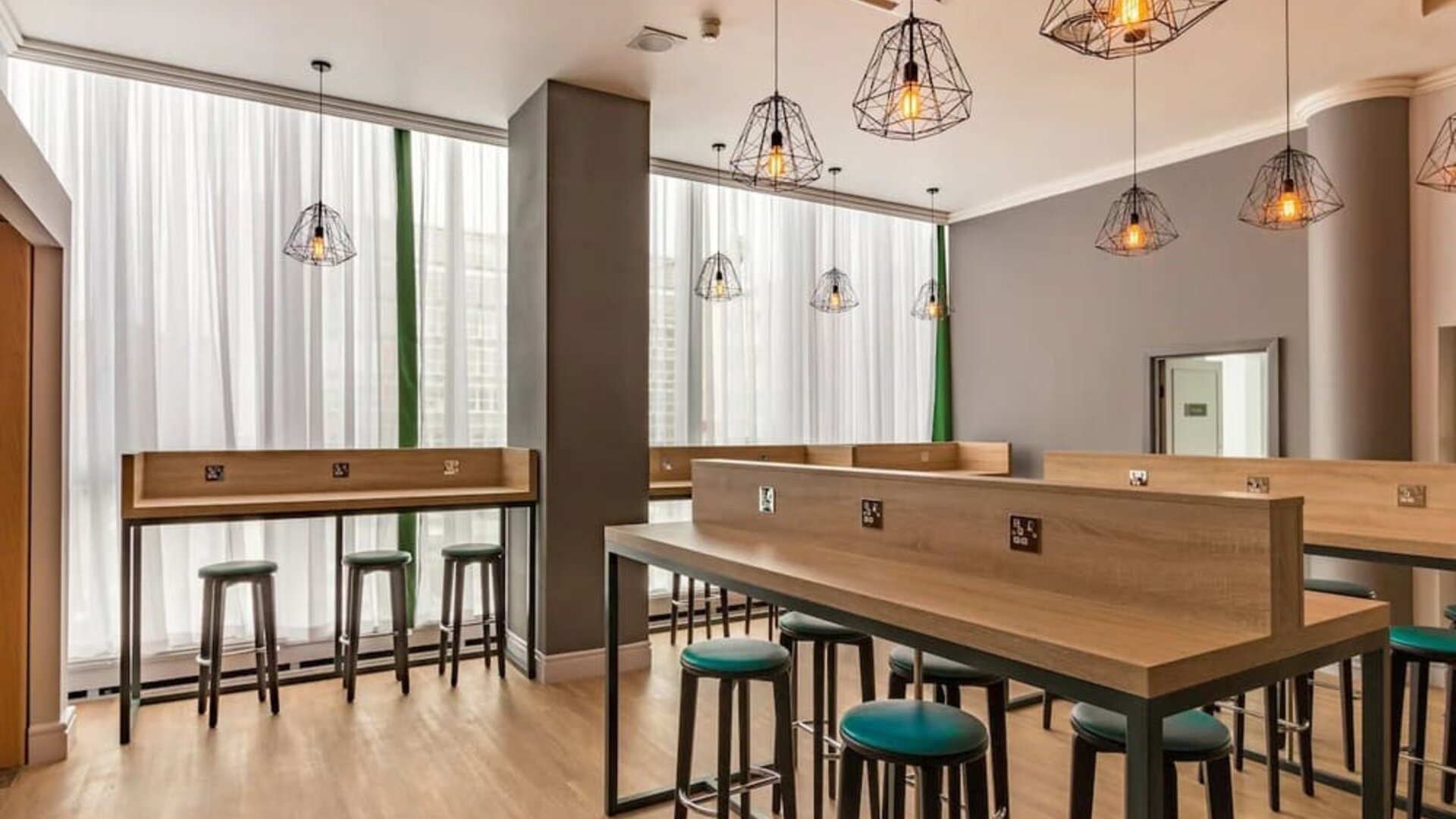 Lobby workspace at Thistle Express London, Luton.