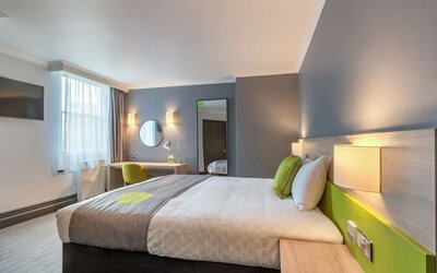 Bright and spacious day use room with work desk at Thistle Express London, Luton.