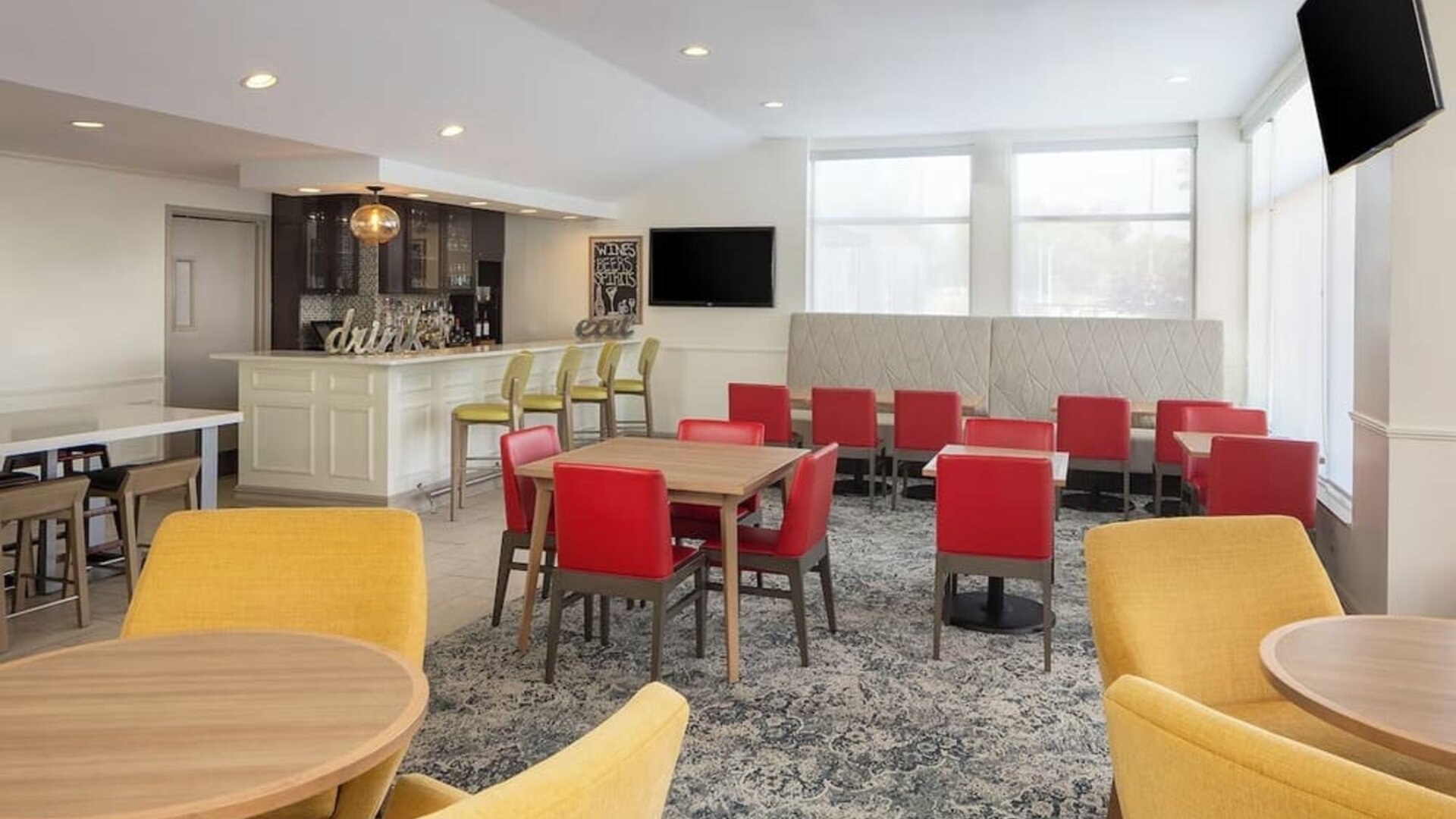 Dining area perfect for coworking at Hilton Garden Inn Queens/JFK Airport.