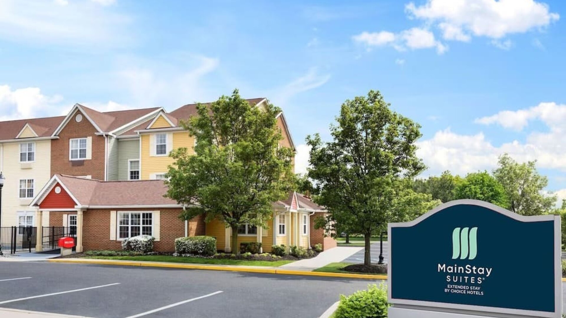 Hotel parking at MainStay Suites Mt. Laurel - Philadelphia.