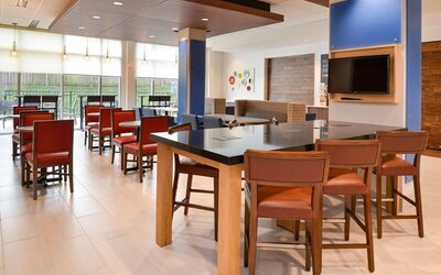 Dining area perfect for coworking at Holiday Inn Express & Suites Ottumwa.