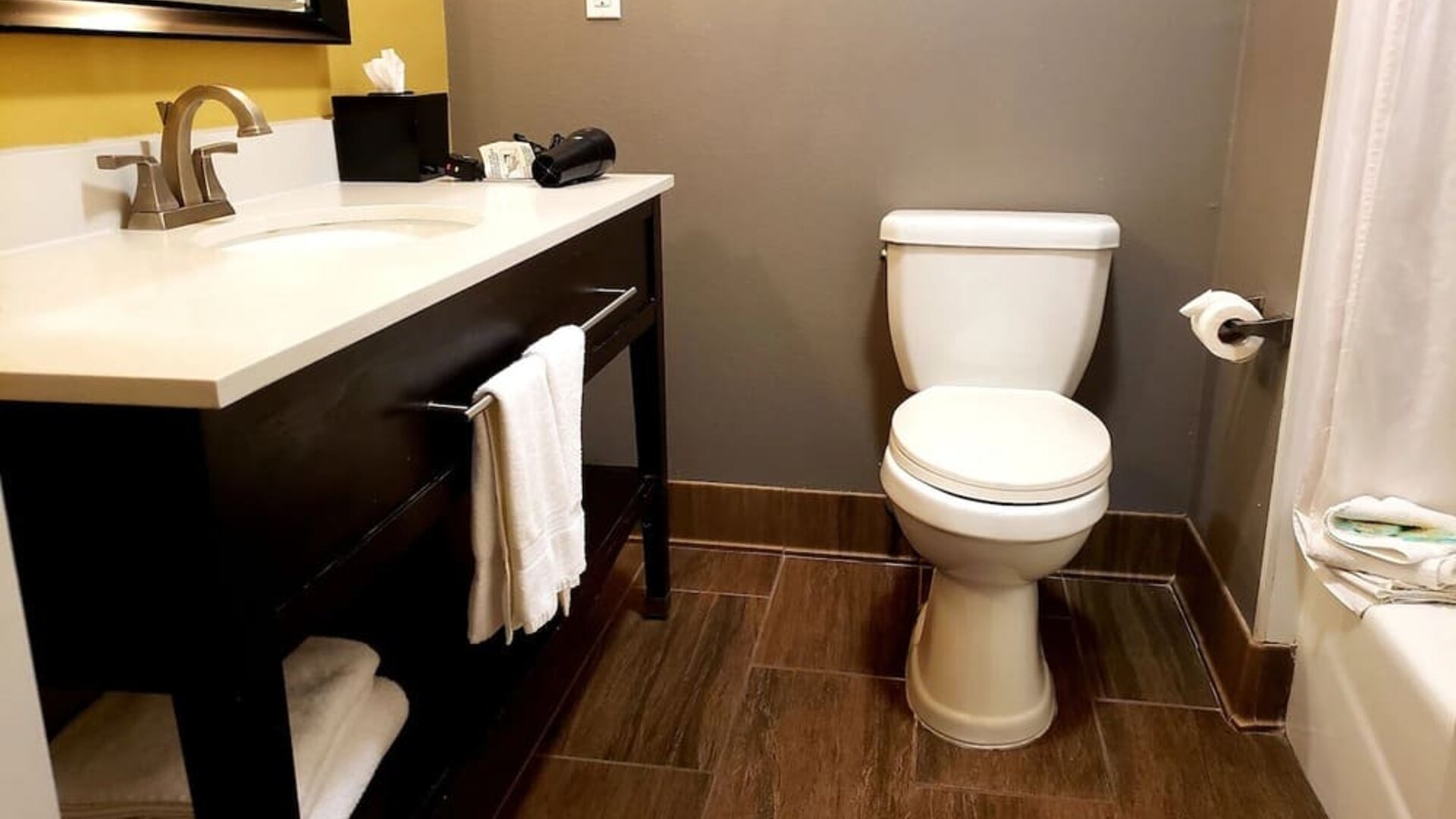 Private guest bathroom at Hotel 1550 SFO.