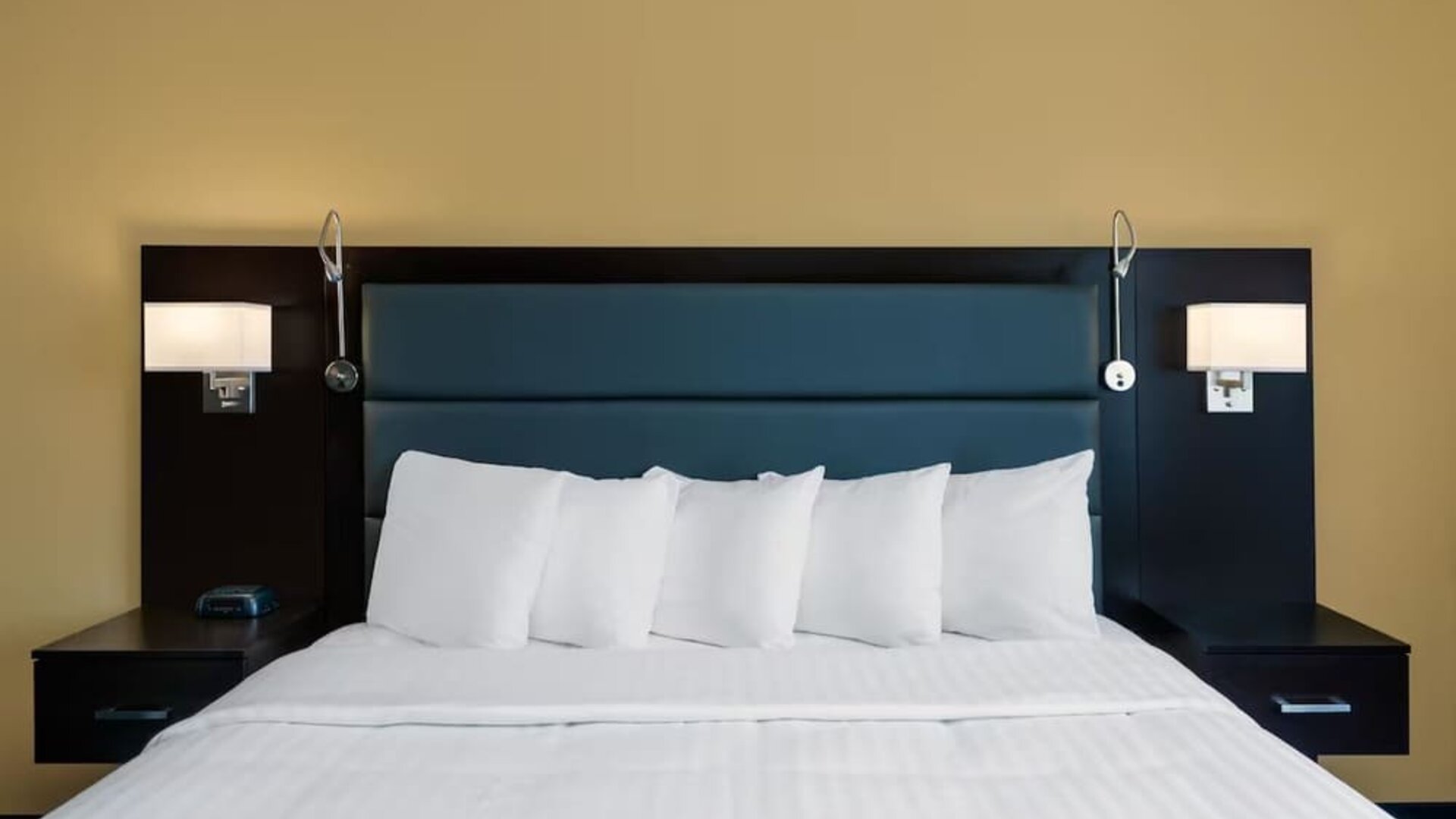 King bed at Hotel 1550 SFO.