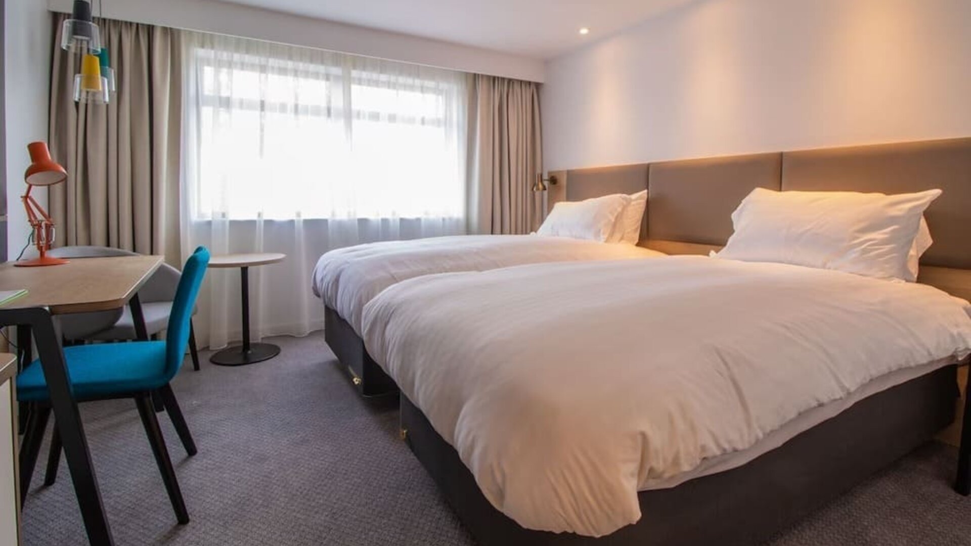 Day use twin room with work desk at Holiday Inn Leicester-Wigston.