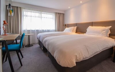 Day use twin room with work desk at Holiday Inn Leicester-Wigston.