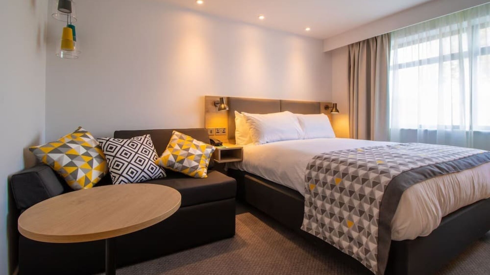 Day use room with sofa at Holiday Inn Leicester-Wigston.