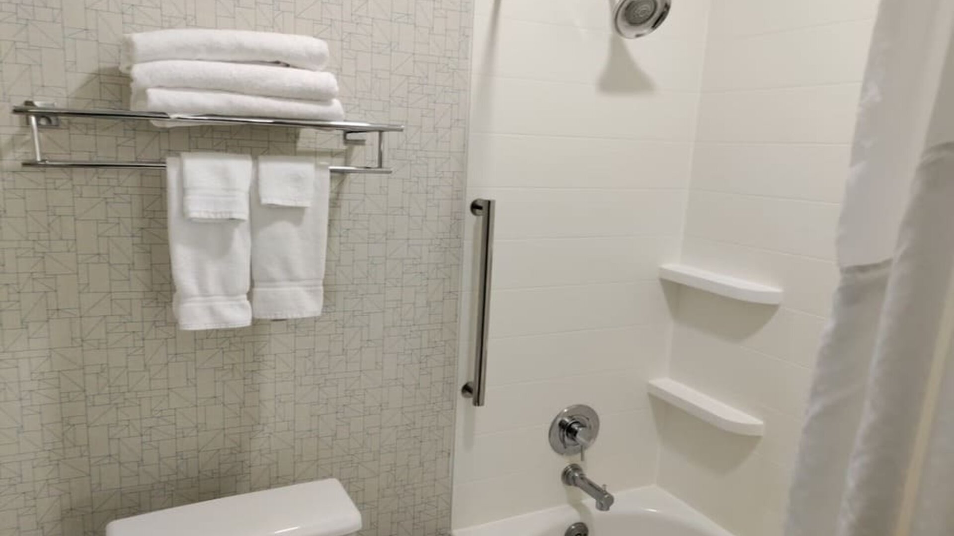 Guest bathroom with shower and tub at Holiday Inn Express Newberg - Wine Country.