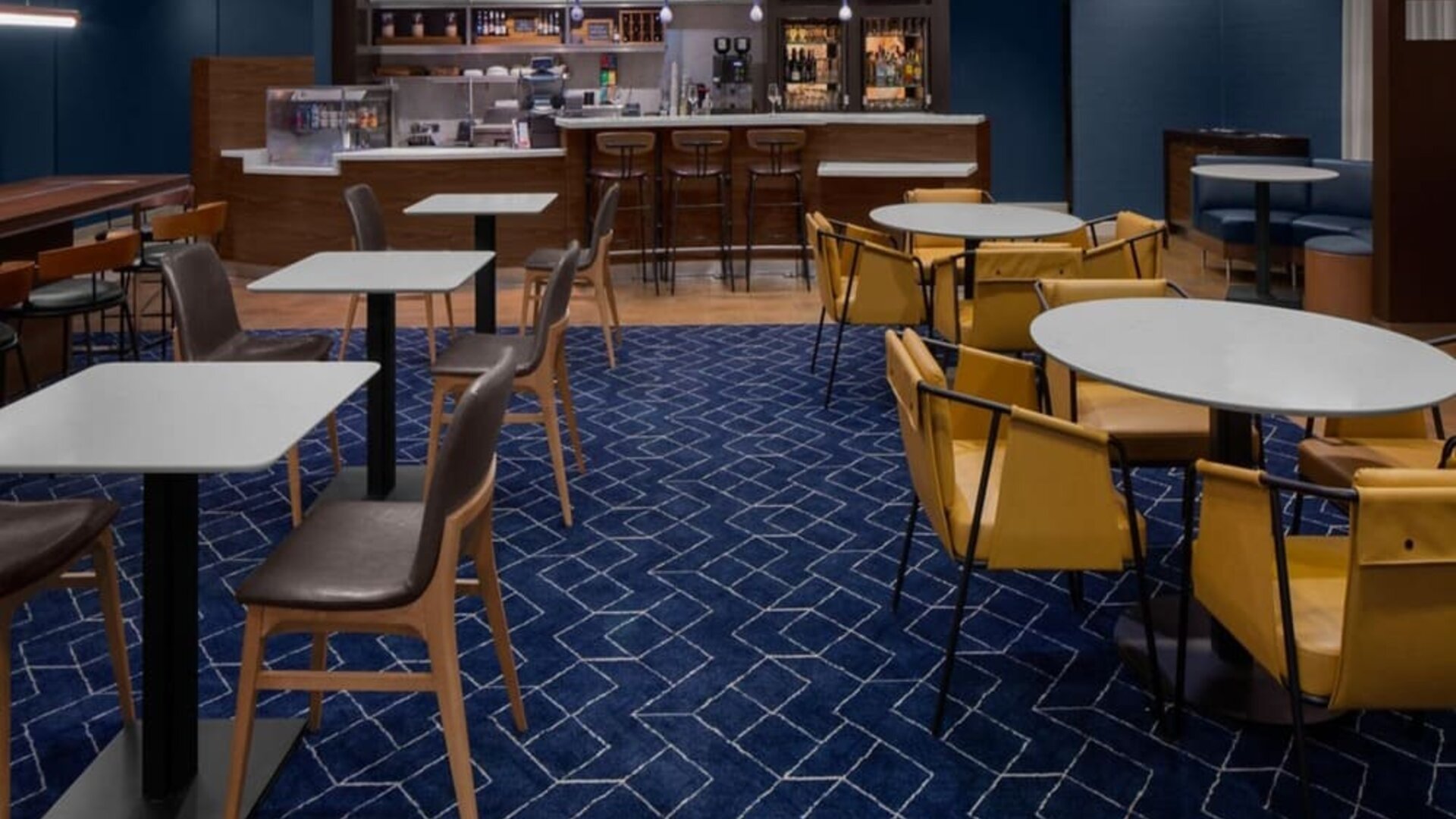 Dining area perfect for coworking at Courtyard By Marriott Tampa Oldsmar.