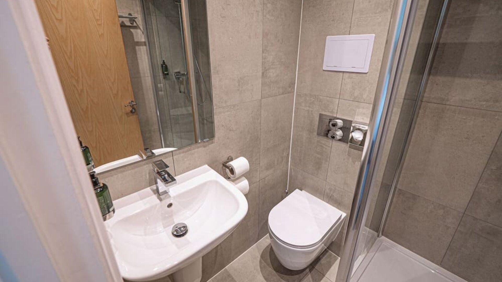 Guest bathroom with shower at Belgrave Oval London Hotel.