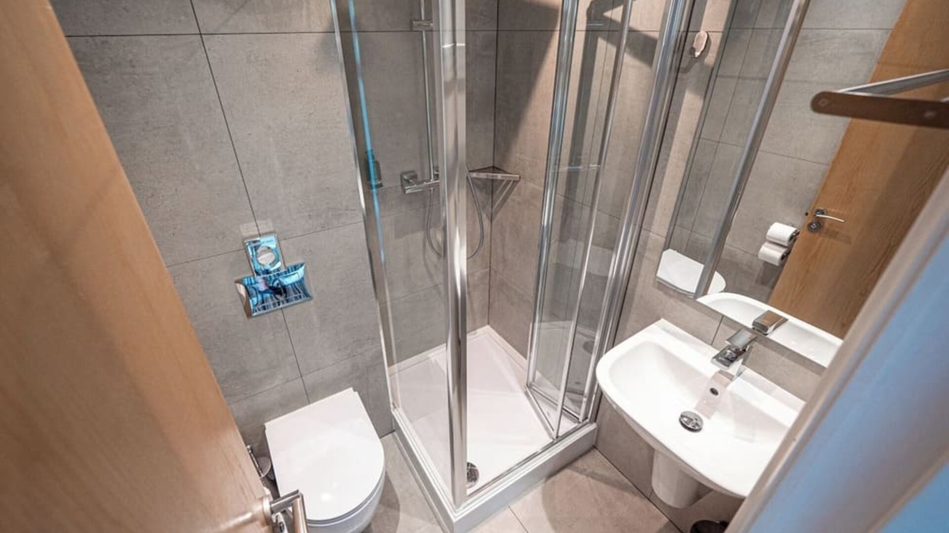 Private guest bathroom with shower at Belgrave Oval London Hotel.