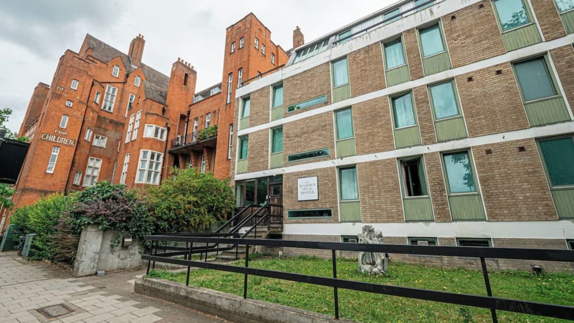 Entrance at Belgrave Oval London Hotel.