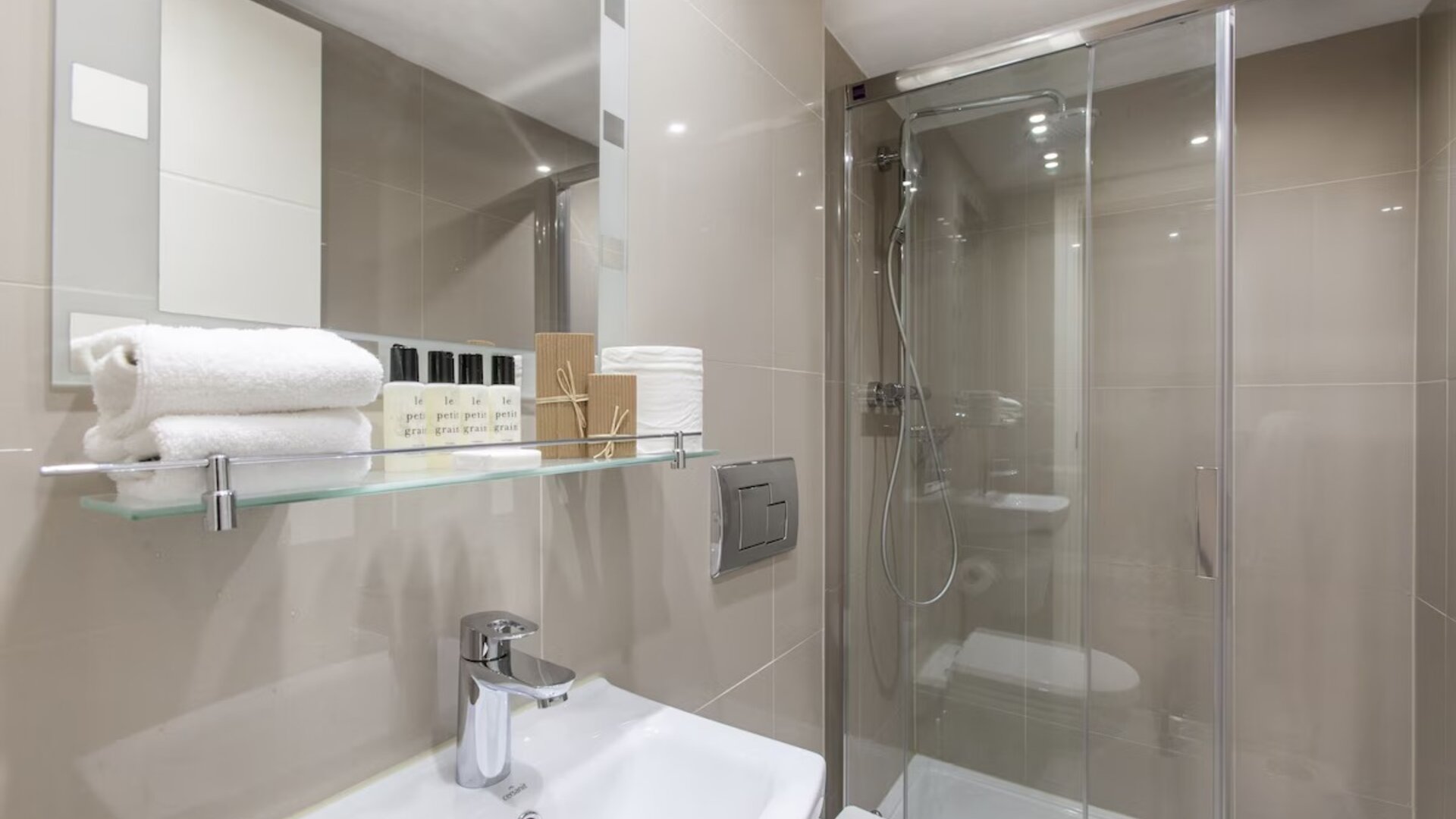 Guest bathroom with shower and free toiletries at Hotel Shepherds Bush London.