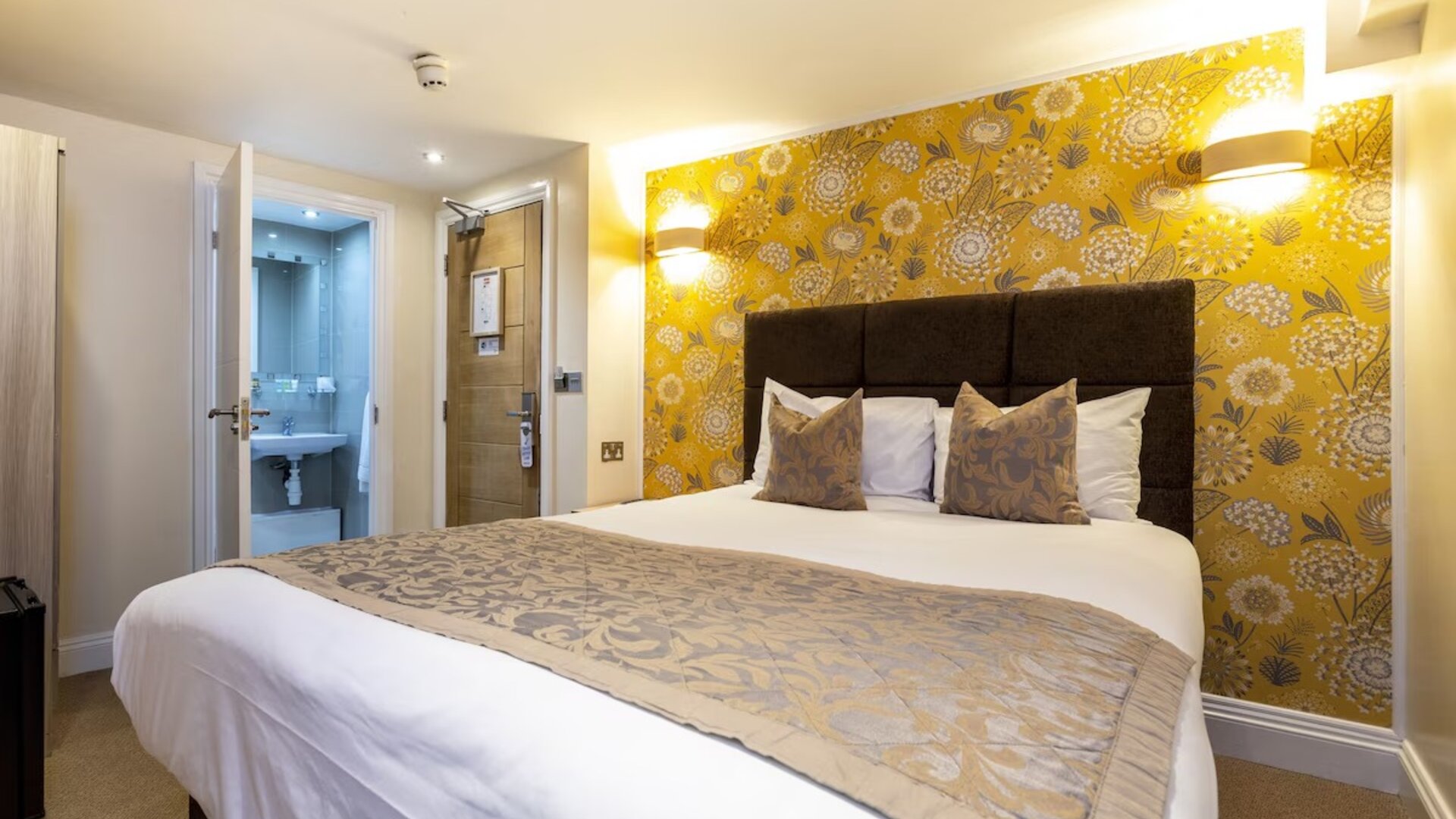 Standard day use room with private bathroom at Hotel Shepherds Bush London.
