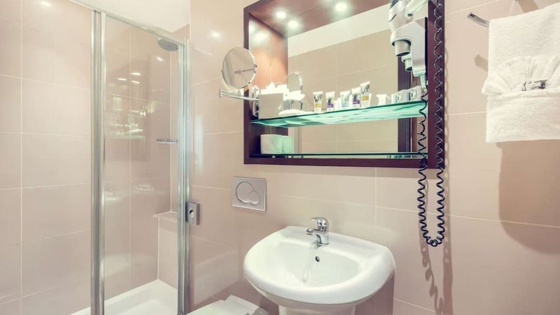 Private bathroom with tub and free toiletries at Mercure London Paddington Hotel.