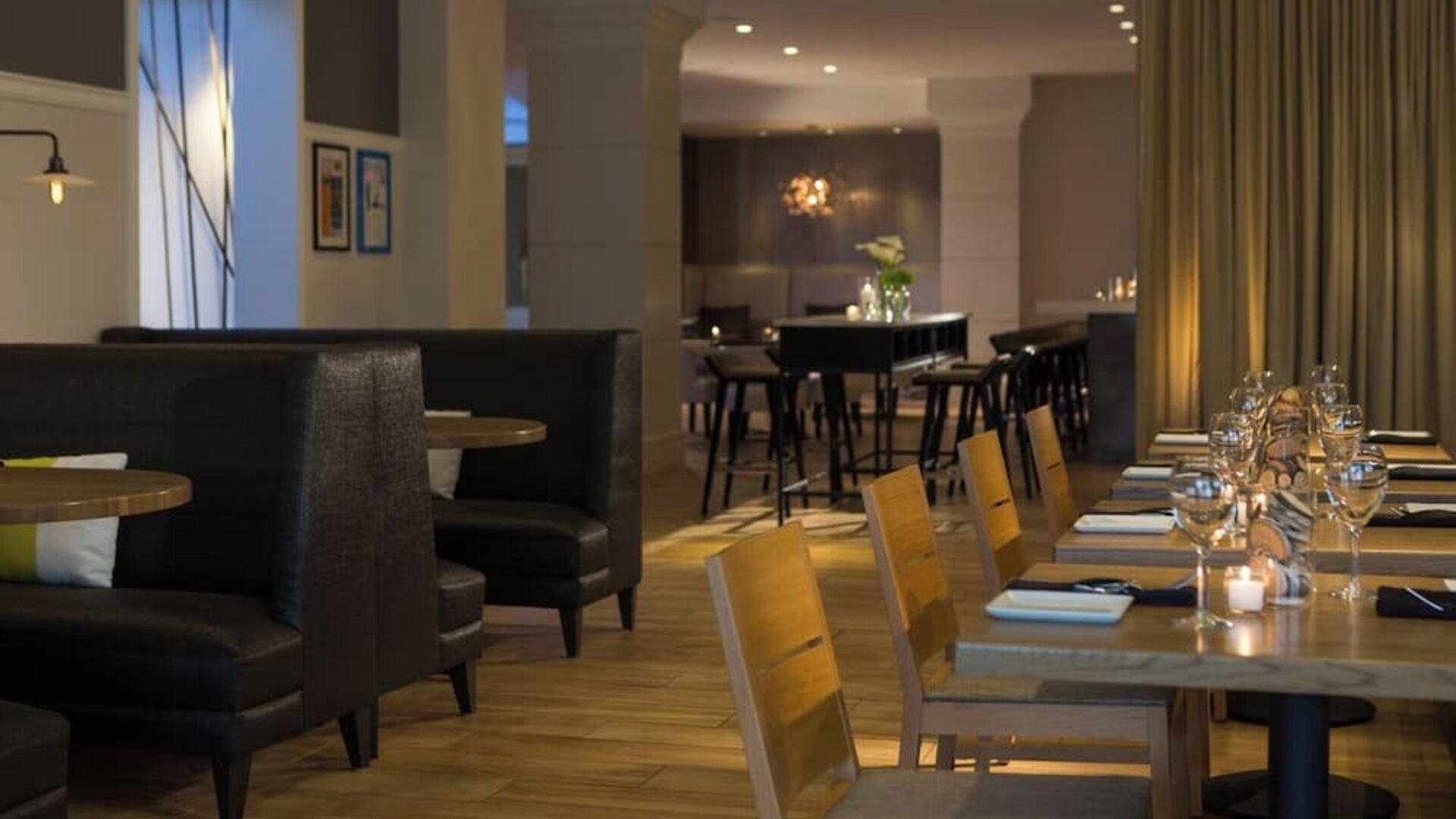 Dining area perfect for coworking at Renaissance Meadowlands Hotel.