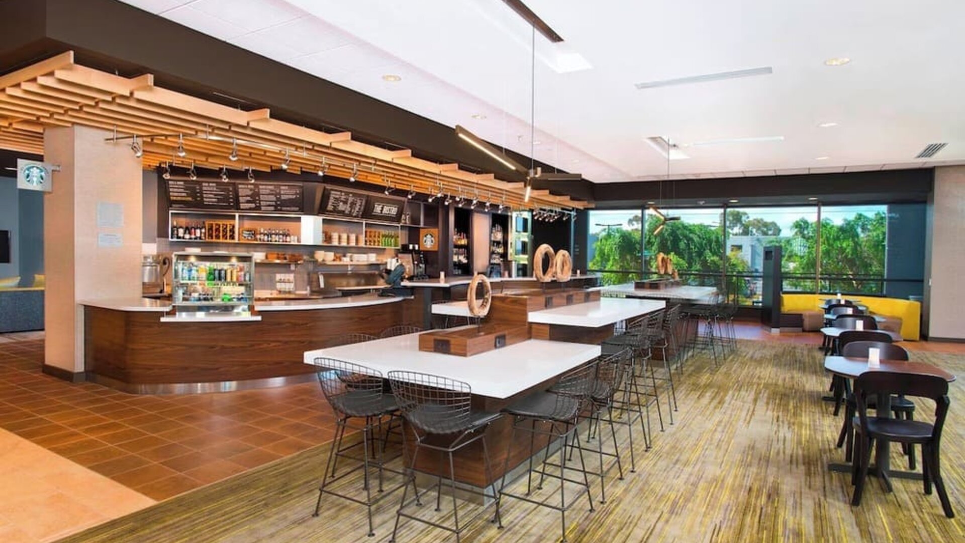Dining area perfect for coworking at Courtyard By Marriott Redwood City.