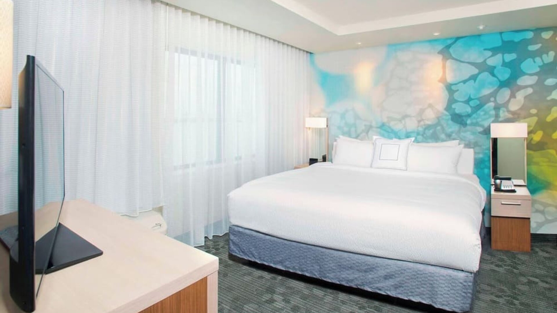 Day use room with natural light at Courtyard By Marriott Redwood City.