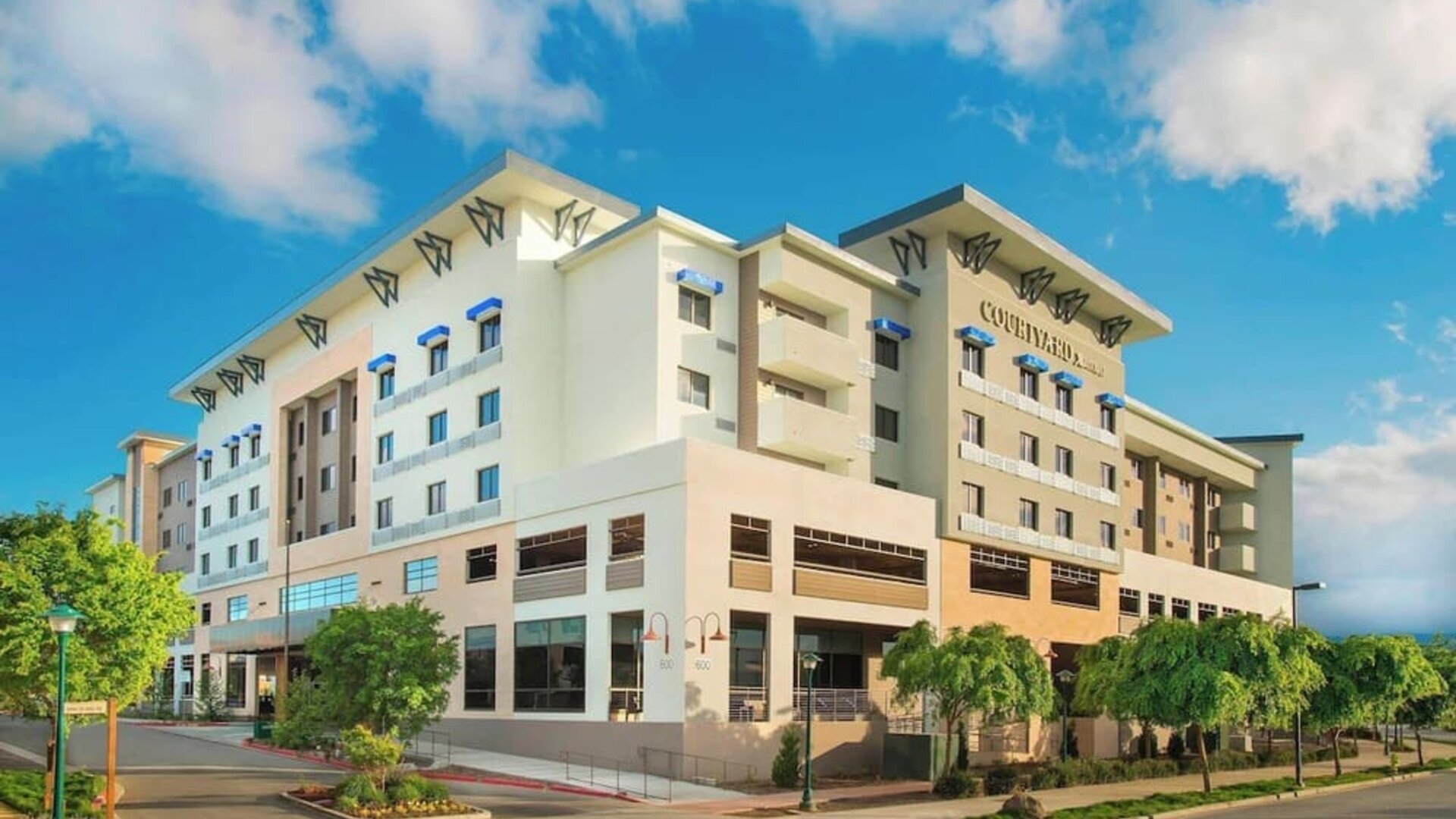 Hotel exterior at Courtyard By Marriott Redwood City.