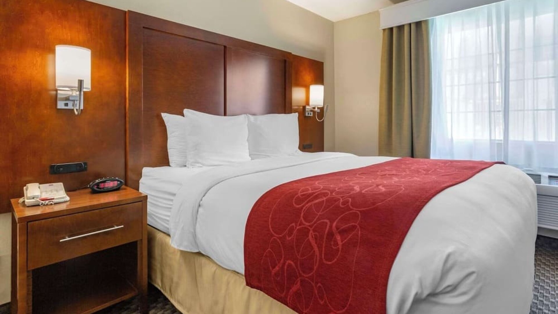 Day use room with natural light at Comfort Suites Phoenix Airport.