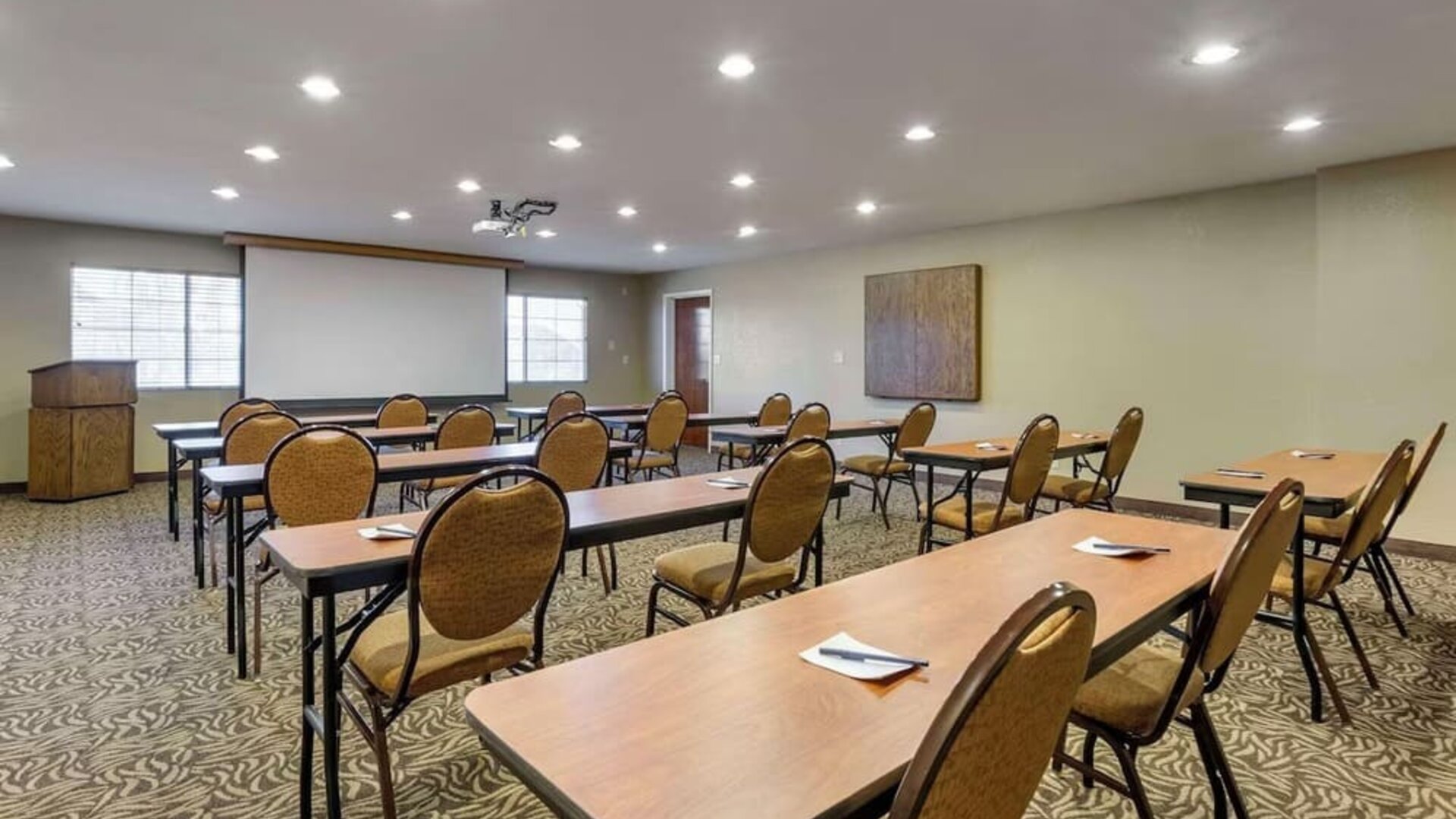 Meeting room at Comfort Suites Phoenix Airport.