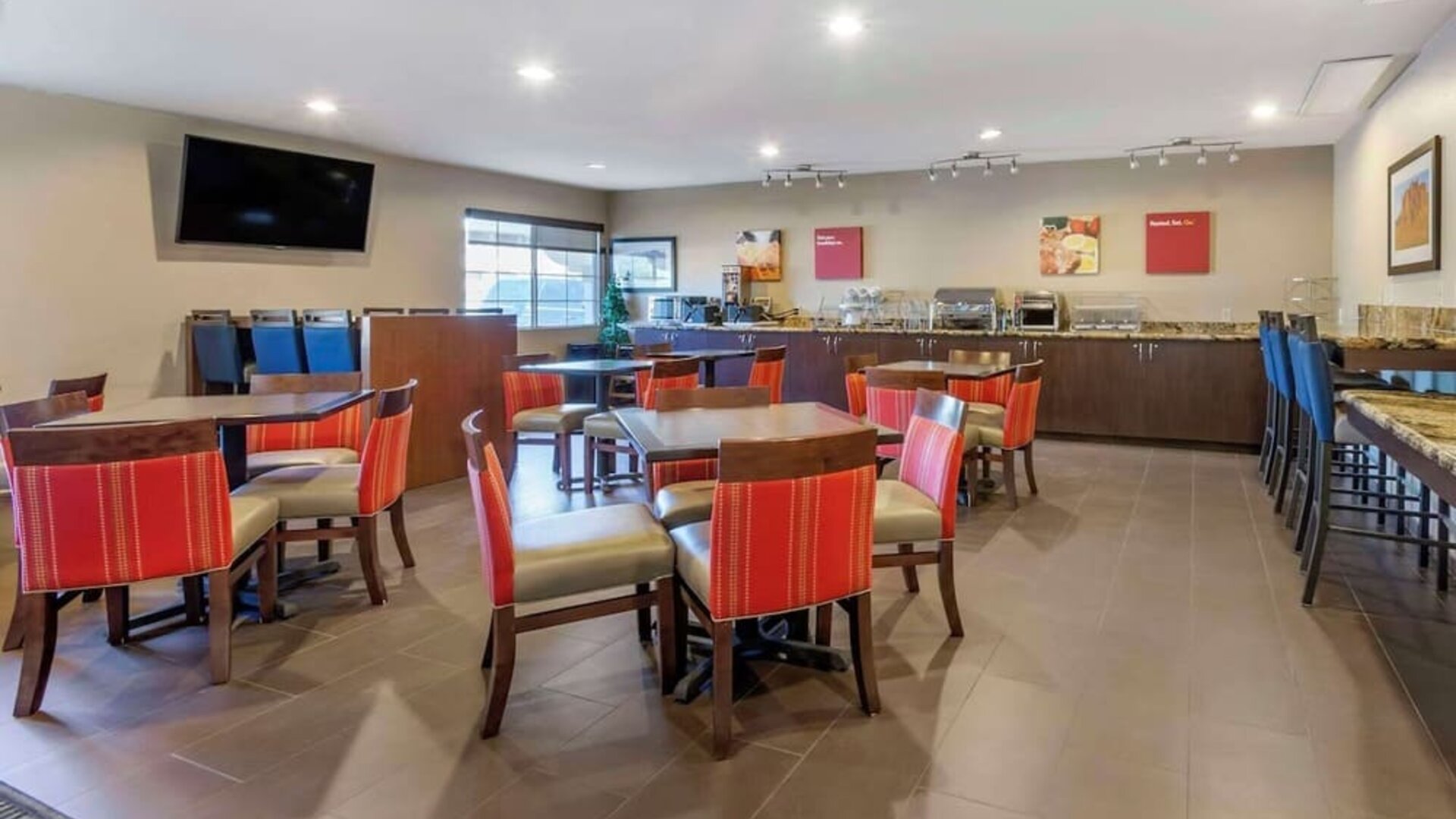 Dining area at Comfort Suites Phoenix Airport.