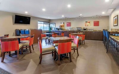 Dining area at Comfort Suites Phoenix Airport.