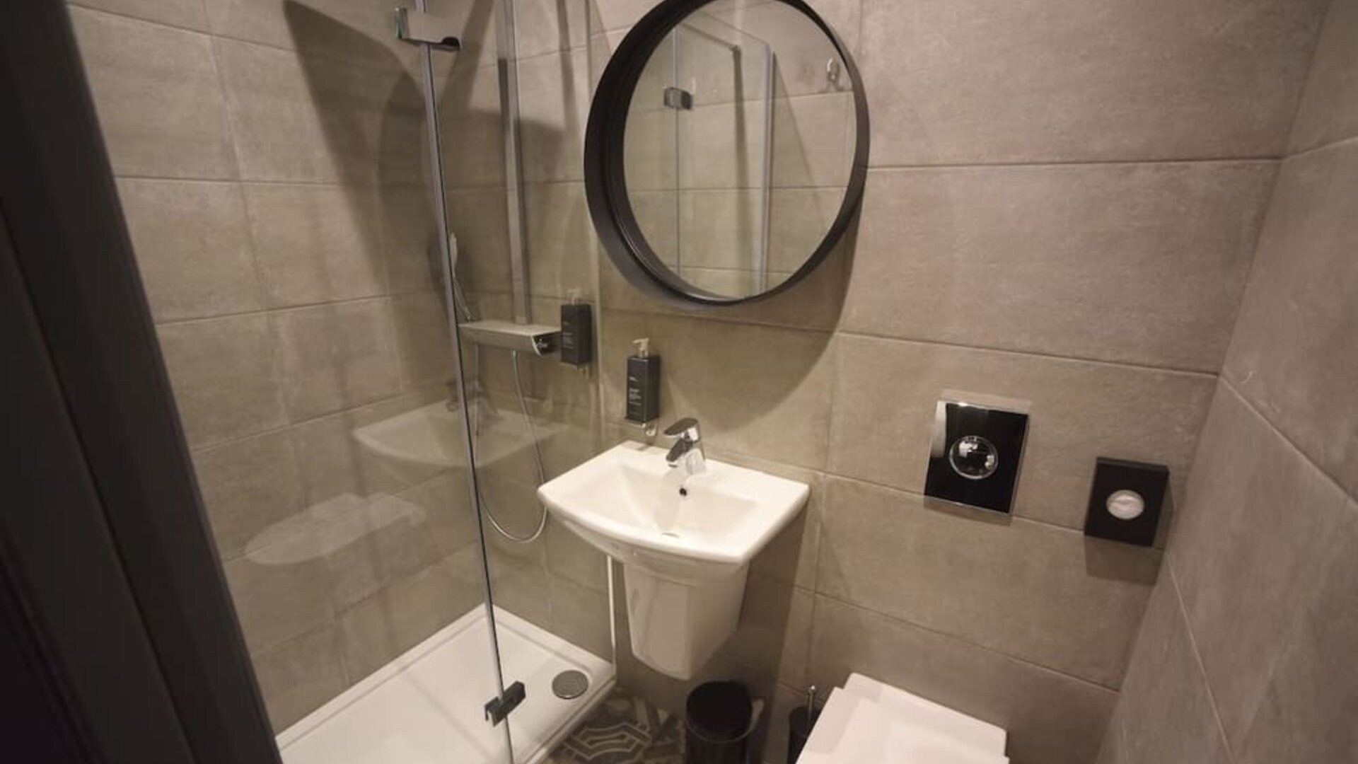 Guest bathroom with shower at The Pack And Carriage London Hotel.