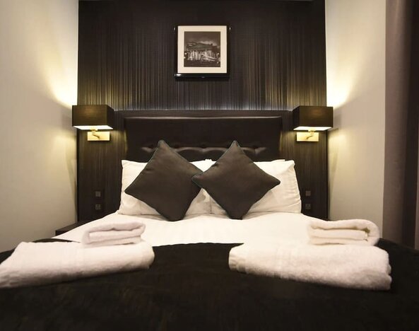 King bed at The Pack And Carriage London Hotel.