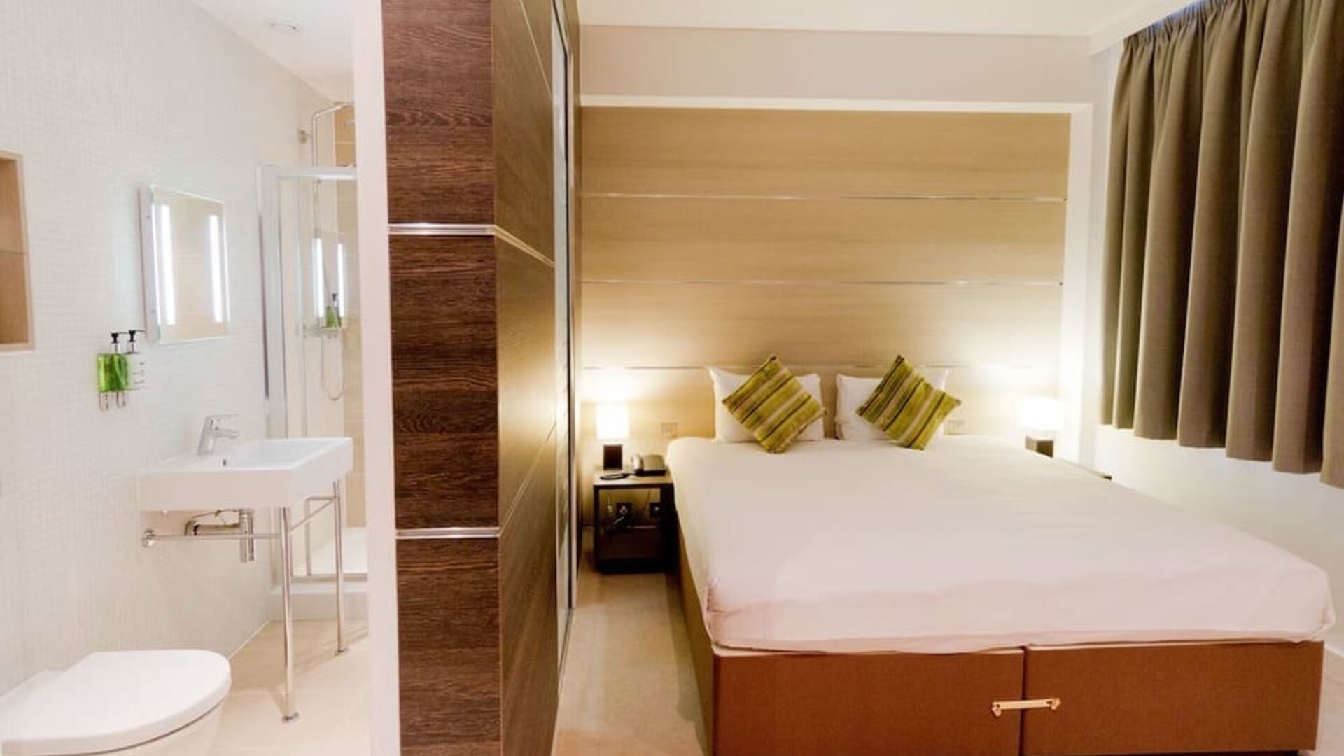 Day use room with private bathroom at The Wesley Euston.