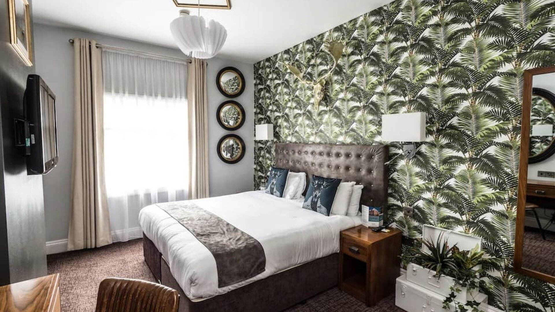 Day use room with TV and work desk at Mercure Nottingham City Centre Hotel.