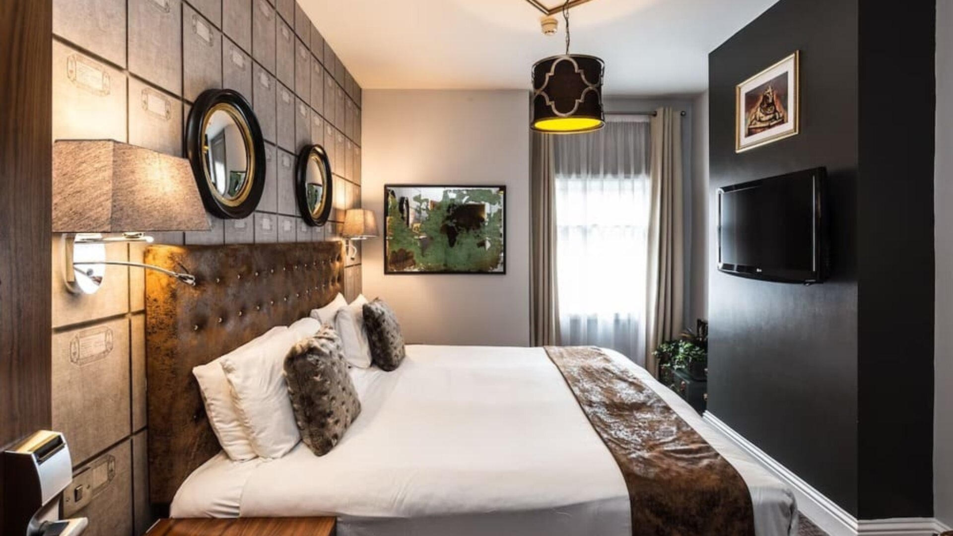 King room with work desk and TV at Mercure Nottingham City Centre Hotel.