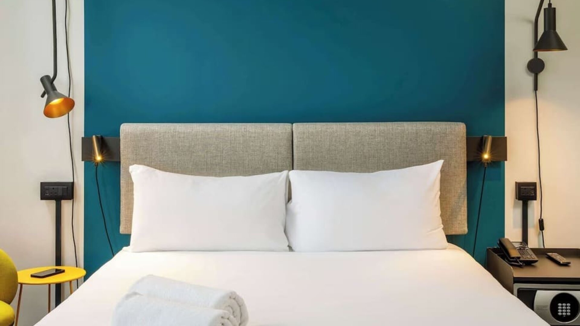 King bed at Ibis London Blackfriars Hotel.