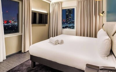 Day use room with TV screen and private bathroom at Ibis London Blackfriars Hotel.